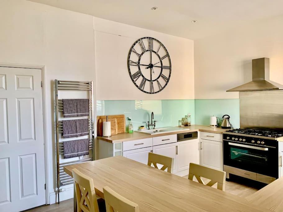 Tidesreach Filey, Sleeps 13, Close To Beach Экстерьер фото
